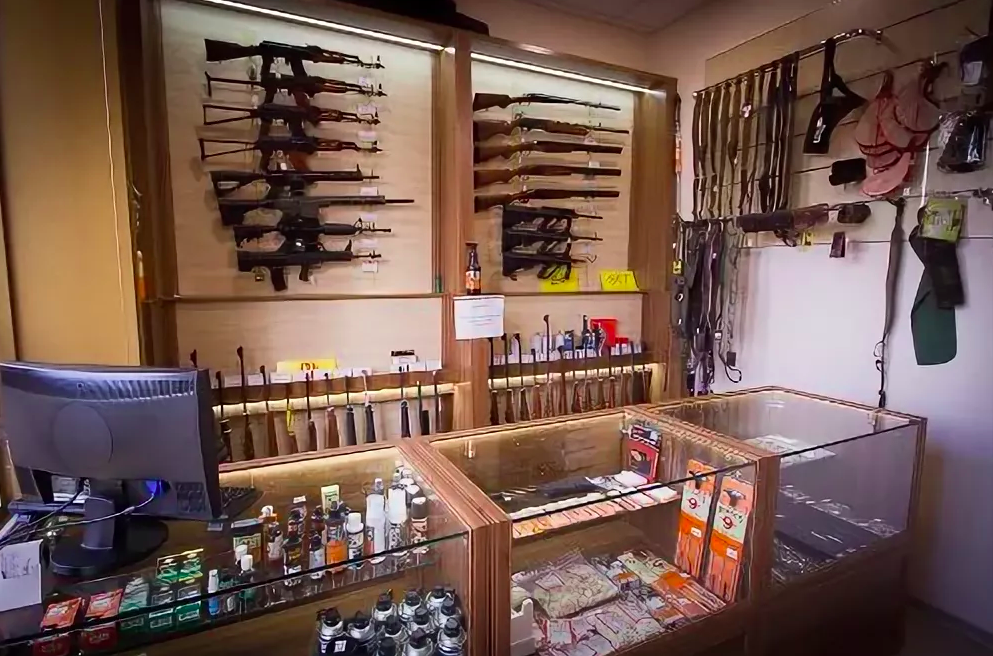 Магазин охотник спб. Оружейный магазин. Витрина оружейного магазина. Магазин охотничьего оружия. Магазин оружия в Америке.